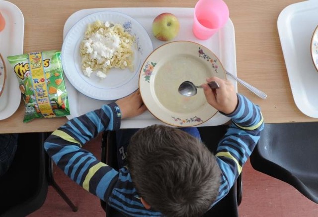 Z bezpłatnego, zdrowego dożywiania oferowanego przez otmuchowskie szkoły korzysta zaledwie 15 procent wszystkich uczniów. Reszta stołuje się w domach albo wcina śmieciowe jedzenie.