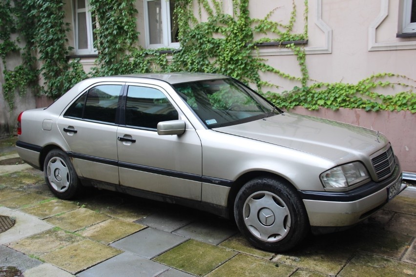 20-letnie mercedesa zastąpi volkswagen passat.