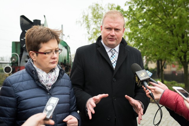 Witold Zembaczyński i Katarzyna Lubnauer podczas konferencji prasowej w Opolu (28 kwietnia 2017).