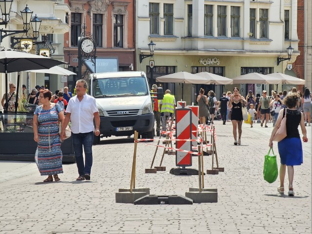 W ostatnich dniach na ulicach Szerokiej i Królowej Jadwigi, w miejscu tablic z herbami miast hanzeatyckich, pojawiły się biało-czerwone słupki. Konieczne było naprawienie części tablic.