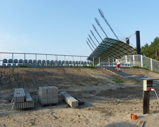 Na stadionie piłkarskim przy ulicy Hutniczej w Stalowej Woli nadal trwają prace związane z sektorem dla zorganizowanych grup kibiców gości.