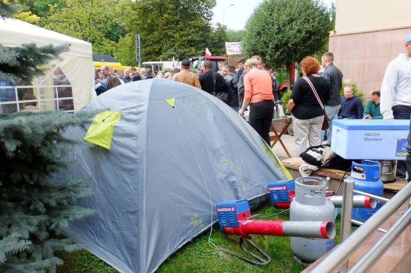 Rolnicy protestują przed Urzędem Wojewódzkim