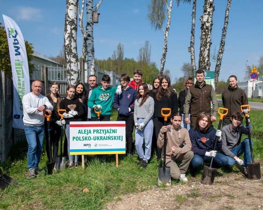 Młodzież z Polski i Ukrainy podczas sadzenia drzew w Łodzi