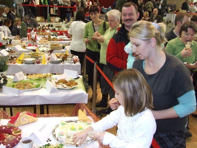 Polkowiczanie przyszli na niedzielną imprezę. Smakowali potraw