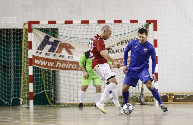 Heiro Rzeszów pewnie pokonało Ekom Futsal Nowiny, a trzy bramki zdobył Piotr Krawczyk (przy piłce).
