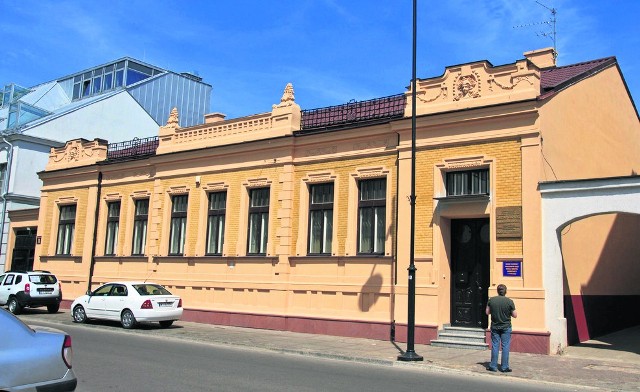 Pałacyk przy ul. Warszawskiej 11 przed 1900 r. wznieśli Solomon i Mnucha Aronson-Bagon, zamożni kupcy i właściciele fabryki przy ul. Aleksandrowskiej (dziś ul. Warszawska 59).