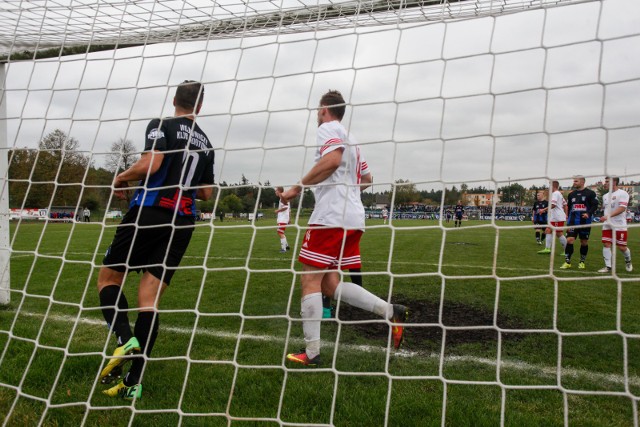 Zawisza Bydgoszcz pokonał Falę Świekatowo 2:1 i wrócił na fotel lidera A klasy. Niebiesko-czarni objęli prowadzenie w 39. minucie, gdy dośrodkowanie Wojciecha Ruczyńskiego wykończył Adrian Brzeziński (głową). Radość gospodarzy nie trwała jednak długo, bo tuż przed przerwą do remisu doprowadził Schroeder (też głową). Wynik meczu ustalony został w 66. min., gdy kapitalnym uderzeniem zza pola karnego popisał się Arkadiusz Nowicki. Zawisza zainkasował 3 punkty i zepchnął Falę z pozycji lidera.Mecz relacjonowaliśmy na żywo: >> tutaj 