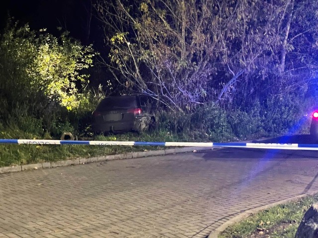 W trakcie ucieczki kierowca osobowego Audi stracił panowanie nad pojazdem, wypadł z drogi, uderzył w latarnię i wjechał w przydrożne zarośla.