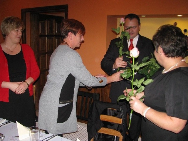 Na gminnym święcie każda z pań otrzymała różę z rąk burmistrza lub jego zastępcy