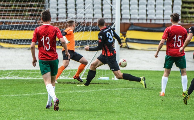 W meczu 4. ligi kujawsko-pomorskiej Polonia Bydgoszcz pokonała Legię Chełmża. Na meczu pojawiły się dwie zorganizowane grupy kiboli. Poza wyzwiskami nie doszło jednak do żadnych zakłóceń porządku.Gole dla biało-czerwonych strzelili Adam Kardasz i Robert Sawicki.