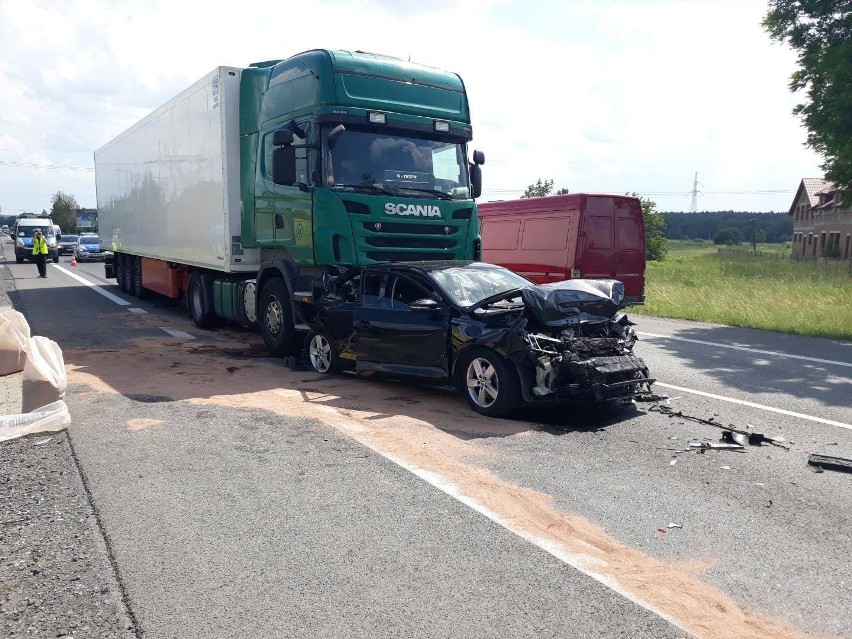 Wypadek na "74" w Kostomłotach koło Kielc. Zderzyły się cztery samochody! Dwie osoby ranne [WIDEO, ZDJĘCIA]