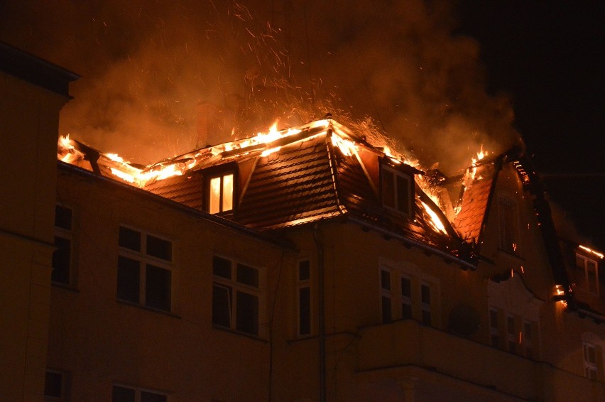 Pożar Komendy Powiatowej Policji w Nysie. Ogień objął dach...