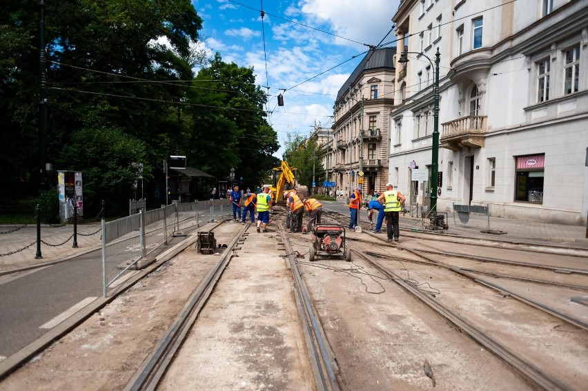 Kraków. Tydzień ogromnych utrudnień: Rozkopali ulicę Basztową. Zmiany w komunikacji miejskiej [ZDJĘCIA]