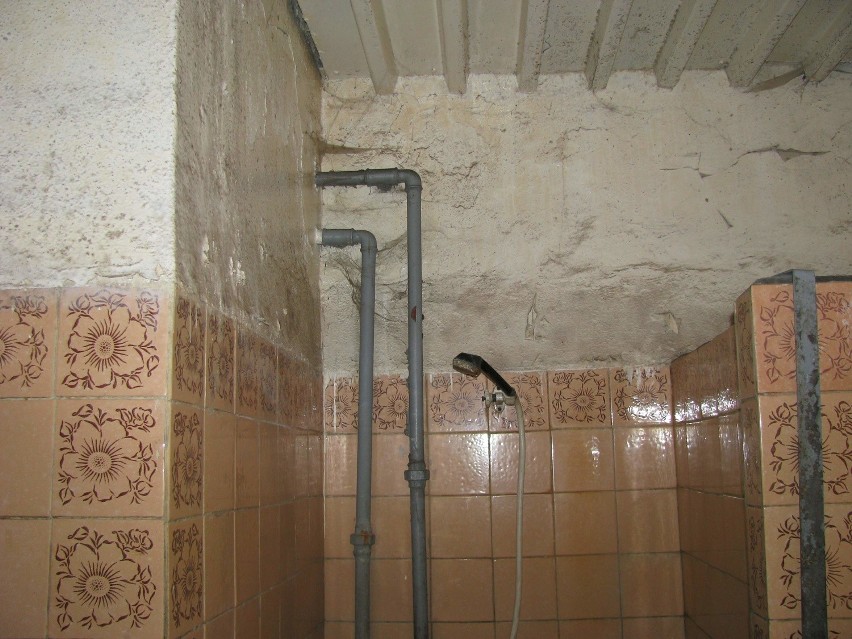 Tak wyglądają łazienki w hucie Małapanew w Ozimku