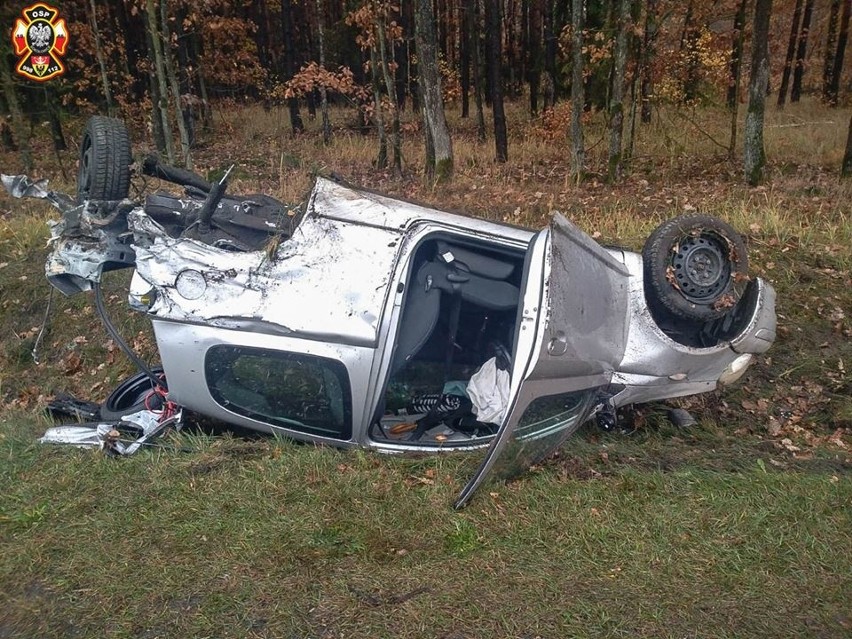 Groźny wypadek pod Oleśnicą. Samochód dachował [ZDJĘCIA]