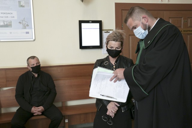 Rodzice Nikoli Sendek z pełnomocnikiem - adwokatem Bartoszem Fieducikiem przed salą rozpraw w Sądzie Rejonowym w Słupsku