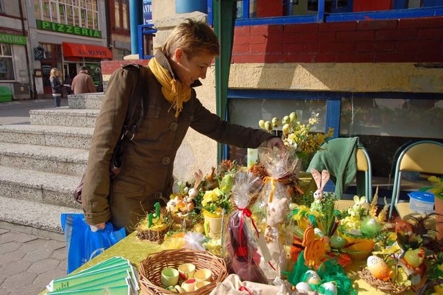 Kolorowe, wiosenne i radosne ozdoby świąteczne cieszą się wzięciem wśród mieszkańców Szczecinka. 