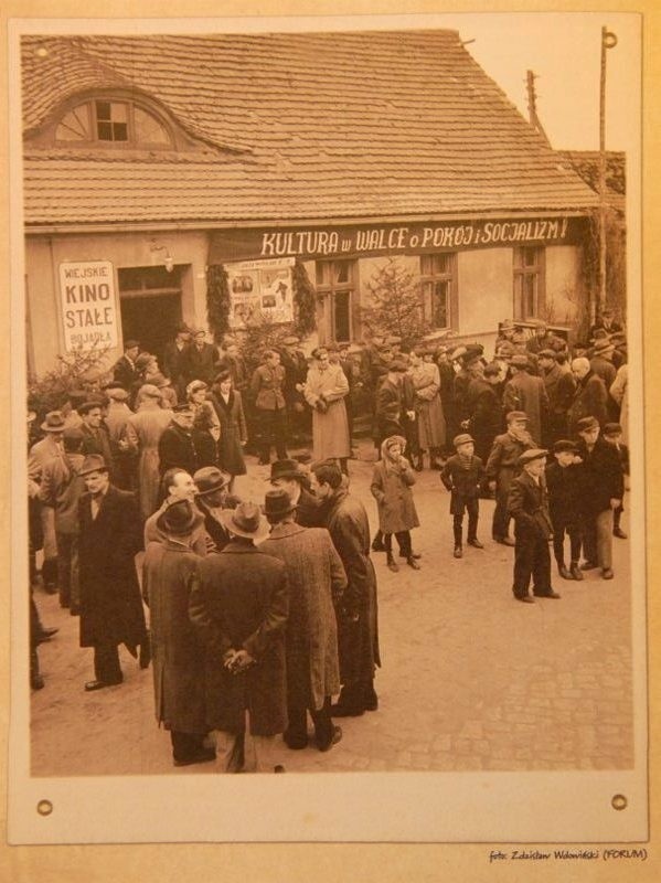 Na początku działalności kino wiejskie to było wydarzenie. Nie budził zatem zdziwienia tłum elegancko ubranych pań i panów czekający na film przed budynkiem.