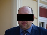Radny Tomasz S. z Przemyśla, zawieszony w prawach członka PO. Przed świętami został tymczasowo aresztowany w związku z pobiciem mężczyzny