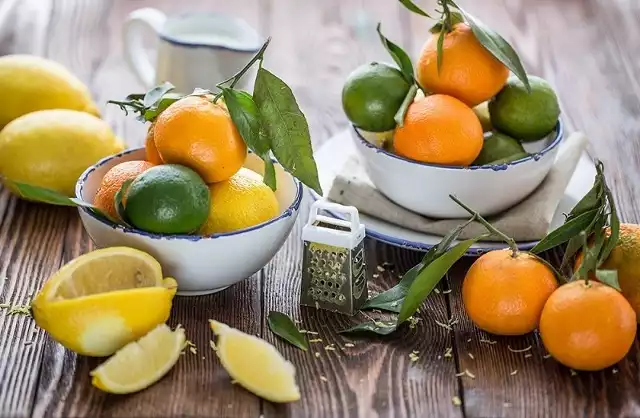 Przed świętami Bożego Narodzenia w sklepach znajdziemy najsmaczniejsze i najbardziej aromatyczne owoce cytrusowe.