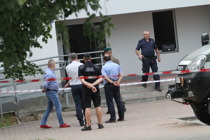 Alarm bombowy w Tarnobrzegu. Mężczyzna przyniósł pocisk do urzędu miasta! (ZDJĘCIA)
