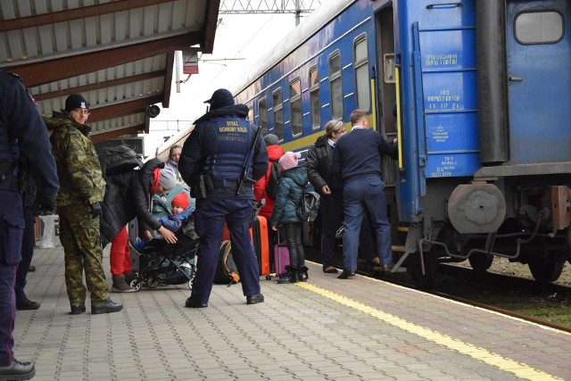 W piątek do Przemyśla docierały kolejne pociągi z uchodźcami z Ukrainy. Otrzymywali pomoc na dworcu kolejowym, mogli tutaj odpocząć, zjeść, przygotować się do dalszej drogi.