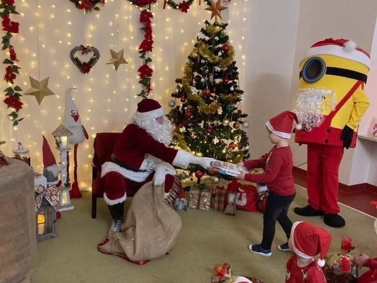 Przedszkole numer 2 w Działoszycach odwiedził święty Mikołaj