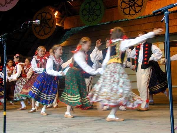 Na scenie amfiteatru w skansenie tańczy  "Mazur" z Edmonton (Kanada).