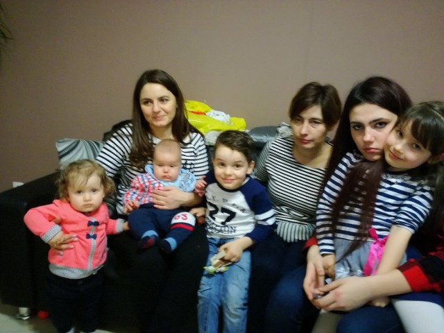 Staś Patrzałek na zdjęciu z ciocią Agnieszką, która jest siostrą bliźniaczką jego mamy, ciocią Anią oraz rodzeństwem ciotecznym: Agatą, Magdą, Olą i Wojtusiem.