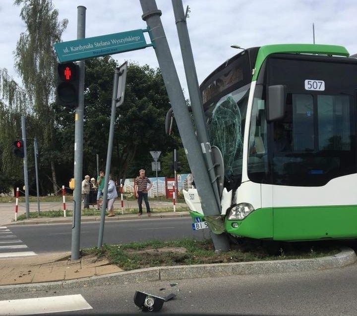 Wypadek na ul. Wyszyńskiego. Autobus BKM uderzył w słup oświetleniowy. Piętnaście osób rannych [ZDJĘCIA]