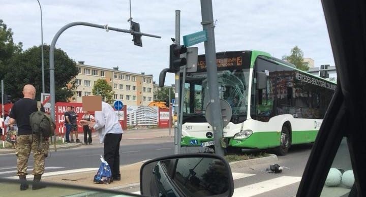 Wypadek na ul. Wyszyńskiego. Autobus BKM uderzył w słup oświetleniowy. Piętnaście osób rannych [ZDJĘCIA]