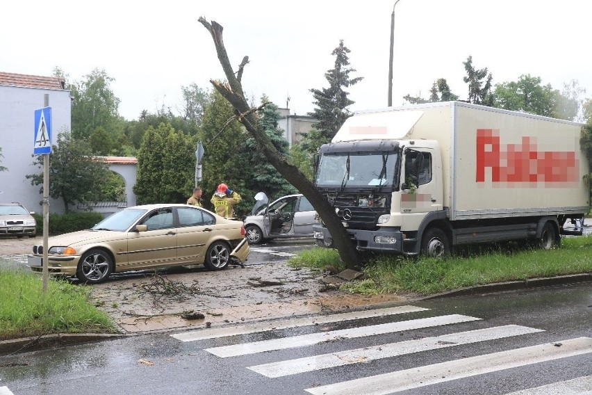 Wypadek na Kochanowskiego. Ukrainiec wjechał ciężarówką w dwa samochody i drzewo 