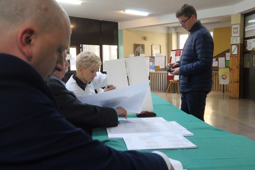 Wybory 2018 w Lublinie. Coraz tłoczniej w lokalach wyborczych (ZDJĘCIA)