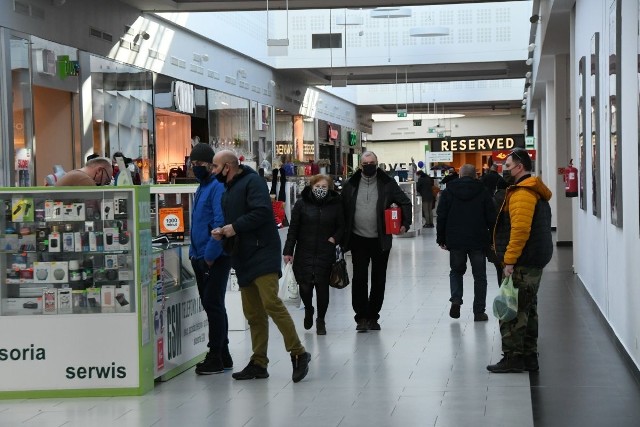 W piątek 5 lutego galeria handlowa Galardia w Starachowicach znów tętniła życiem. Od kilku dni centrum jest ponownie w pełni otwarte. W pierwsze dni nie było wielkich tłumów, ale w piątek klienci wrócili. Około południa parking był pełne samochodów, w środku też było wieli klientów. Z pewnością przyciągały liczne przeceny jakie oferują poszczególne sklepy. Na kolejnych slajdach zobaczcie co działo się w piątek 5 lutego w galerii Galardia i jakie oferowano przeceny  