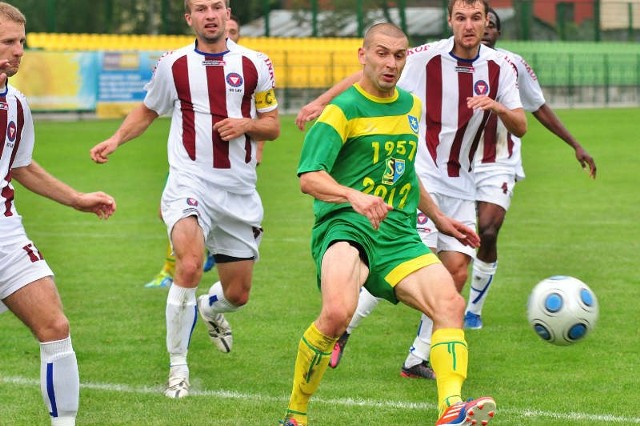 Łukasz Cichos (w żółto-zielonym stroju), napastnik Siarki Tarnobrzeg zapewnił swojej nowej drużynie jeden punkt w potyczce z Garbarnią Kraków.