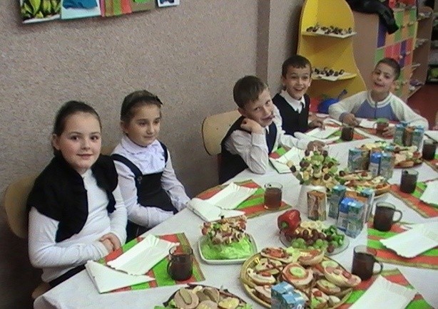 Uczniowie podczas śniadania w szkole.