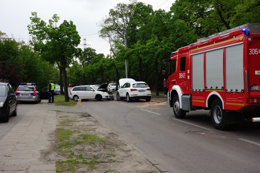 Wypadek na 3 Maja w Łodzi. Zderzenie trzech samochodów przed komisariatem policji [ZDJĘCIA]
