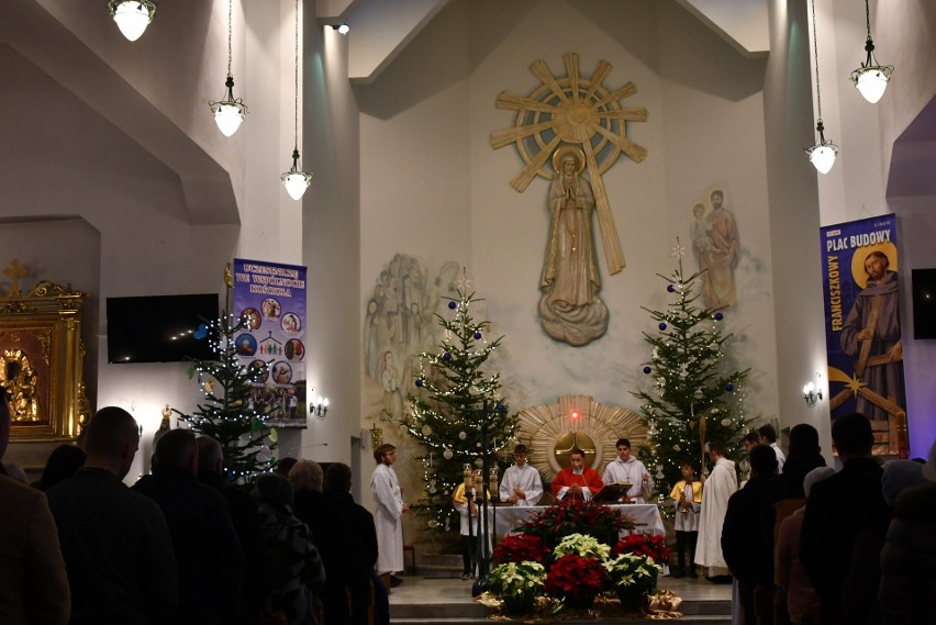 W parafii Matki Bożej Fatimskiej w Kielcach-Dyminach obsypali owsem biskupa Mariana Florczyka! Na pamiątkę ukamienowania świętego Szczepana