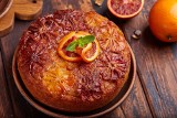 Wilgotne ciasto pomarańczowe nasączone pysznym syropem. Cudownie smakuje i pięknie wygląda. Wypróbuj przepis na pyszny deser