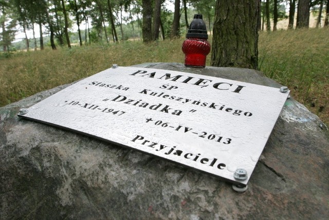 Tablica poświęcona Dziadkowi stanęła w lesie przed woodstockową sceną, w pobliżu miejsca, gdzie co Staszek co roku rozbijał swój namiot.