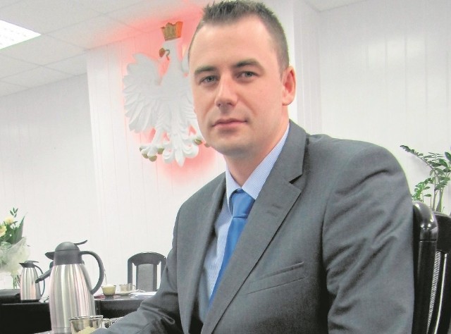 Piotr Szyposzyński, świdwiński radny, od 5 listopada 2012 roku jest kierowcą karetki transportowej w przychodni „Ana-Lek”. Jego zdaniem, podane przez pracodawcę w wypowiedzeniu przyczyny zwolnienia, czyli trudności finansowe i likwidacja stanowiska pracy, nie odzwierciedlają faktów. Sprawą zajmie się sąd.