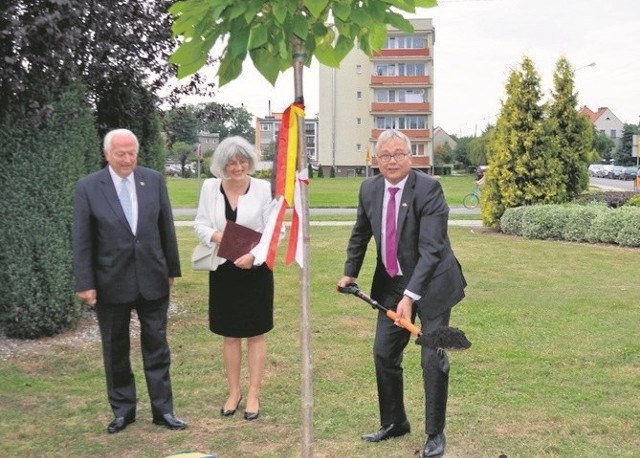 Przed ośrodkiem kultury polscy i niemieccy samorządowcy posadzili drzewo przyjaźni.