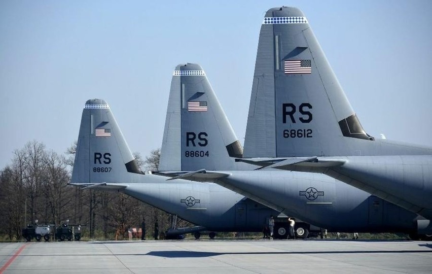 Trzy potężne transportowce C-130J Super Hercules wylądowały...