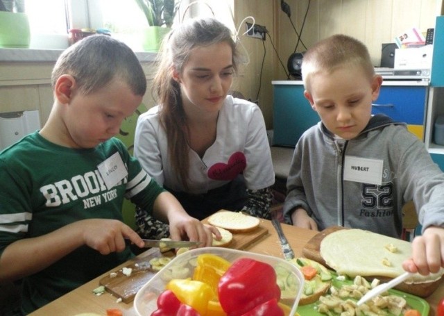 Chłopaki... robią kanapki? W Siesławicach - na szóstkę z plusem!