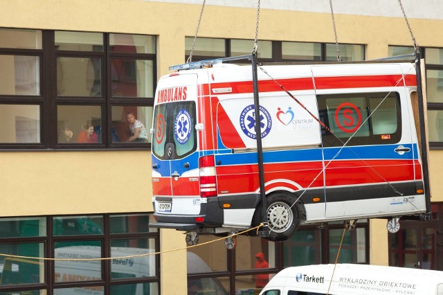 Centrum Symulacji Medycznej: Ambulans wjechał na drugie piętro budynku [ZDJĘCIA]