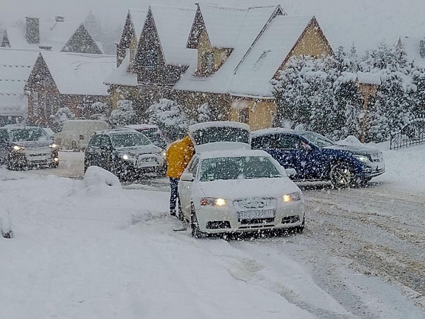 Dużo wypadków na Podhalu. Mocno sypnęło śniegiem, warunki na drogach zrobiły się bardzo trudne