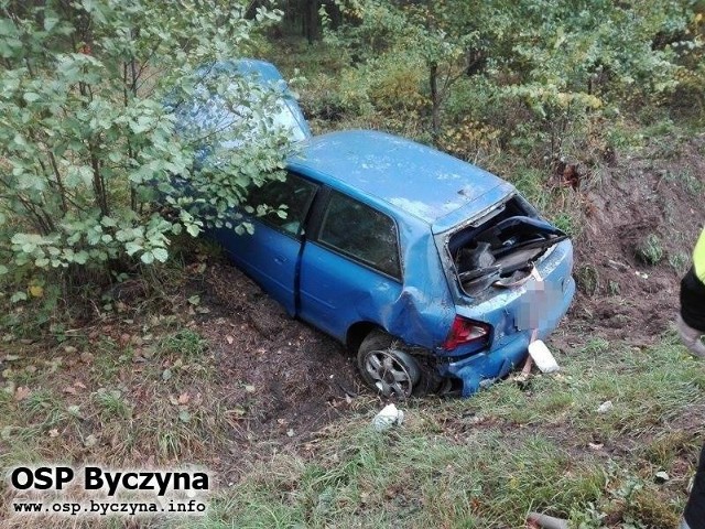W niedzielę o 9 .30 na drodze krajowej nr 11 pomiędzy Gołkowicami a Kostowem kierowca audi a3 po wyjściu z zakrętu stracił panowanie nad kierownicą i wjechał do rowu.