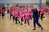 300 uczennic na niezwykłej lekcji wychowania fizycznego z wielkimi mistrzyniami sportu w Myslenicach
