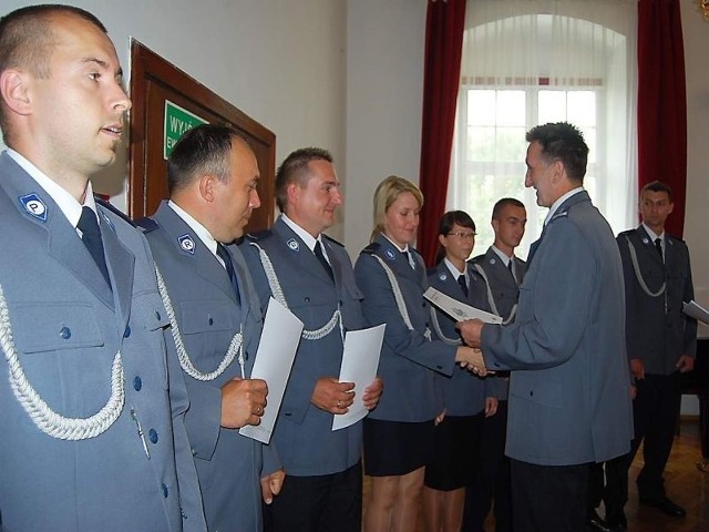 Akty nominacji na wyższy stopień wręczał brodnickim policjantom inspektor Andrzej Rogalski, komendant powiatowy policji.
