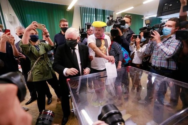W lokalu wyborczym przy ul. Henryka Siemiradzkiego doszło do incydentu, który nie zakłócił porządku głosowania, ale wzbudził sporo sensacji. W tym lokalu głosował Jarosław Kaczyński i gdy wrzucał kartę wyborczą do urny, obok niego stanął mężczyzna przebrany za... Jarosława Kaczyńskiego. Więcej zdjęć >>>